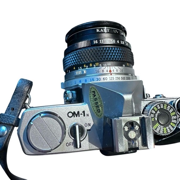 Vintage Olympus OM-1 35mm Photography Camera with Flash Attachment and Cases - Picture 10 of 16